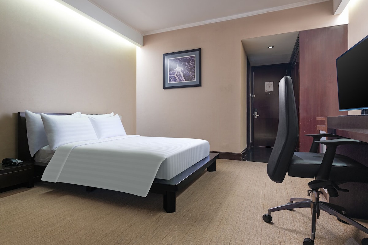 Minibar, in-room safe, desk, iron/ironing board
