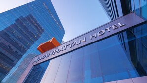 El exterior del Hotel Mandarin Oriental, con una fachada moderna de vidrio y un letrero llamativo.