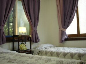 Habitación con 2 camas individuales, solo para mujeres, baño compartido | Área de sala de estar