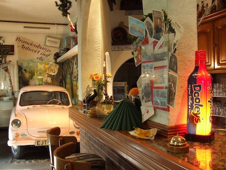 Bar. Hotel Gasthof Goldener Hahn