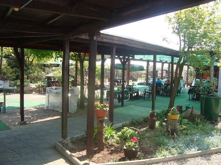 Terraza o patio. Hotel Gasthof Goldener Hahn