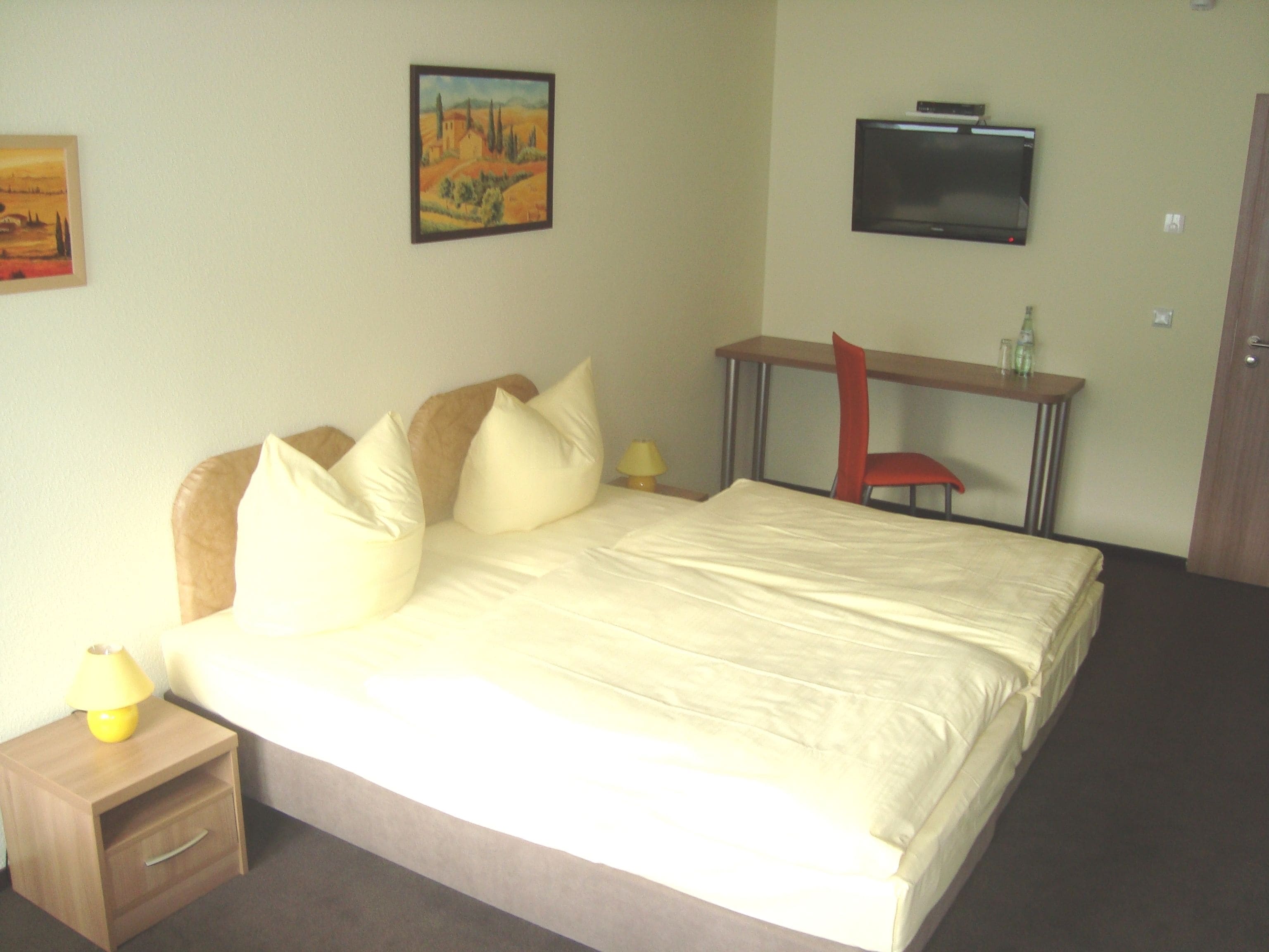 individually furnished, desk, soundproofing, free cots/infant beds