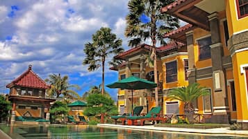 Utendørsbasseng, bassengparasoller og solsenger