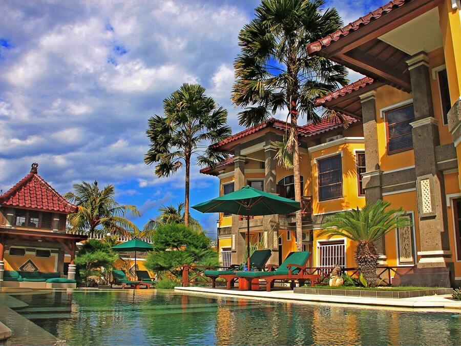 Piscina externa, guarda-sóis, espreguiçadeiras