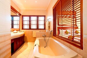 Separate tub and shower, spring water tub, rainfall showerhead - Apel Villa Sanur (Denpasar)