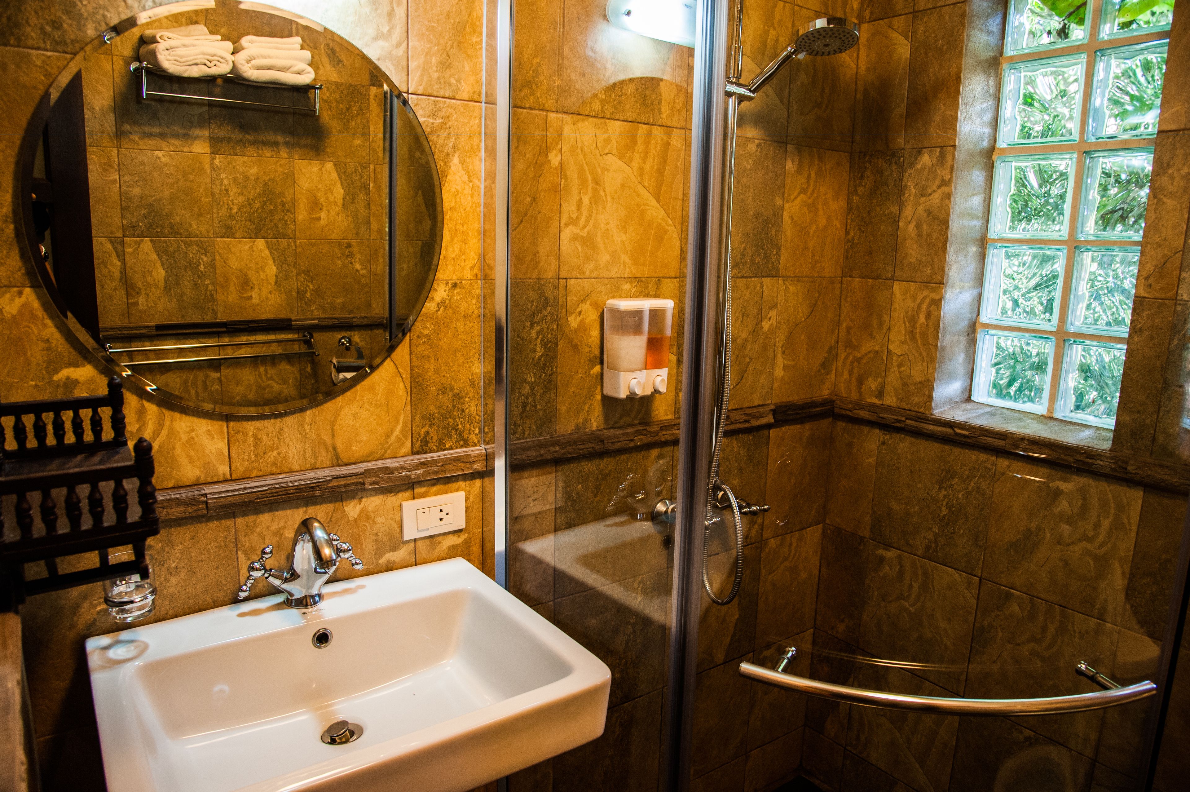 shower, rainfall showerhead, free toiletries, hair dryer