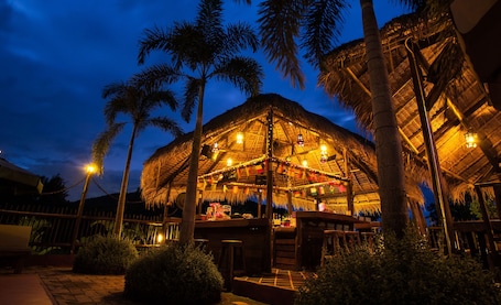 3 bares, bar junto a la piscina