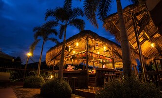 3 bares, bar junto a la piscina