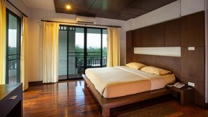 A spacious bedroom with a large bed, wooden headboard, and a balcony view. - Sang Serene House (Chiang Mai)