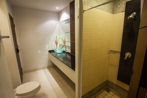 Studio | Bathroom
