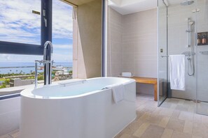 Premium-Doppelzimmer | Badezimmer | Badewanne und Dusche (separat), Komfortbadewanne, Regendusche