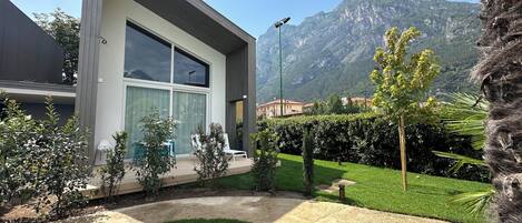 Un edificio moderno con grandes ventanales y un patio.