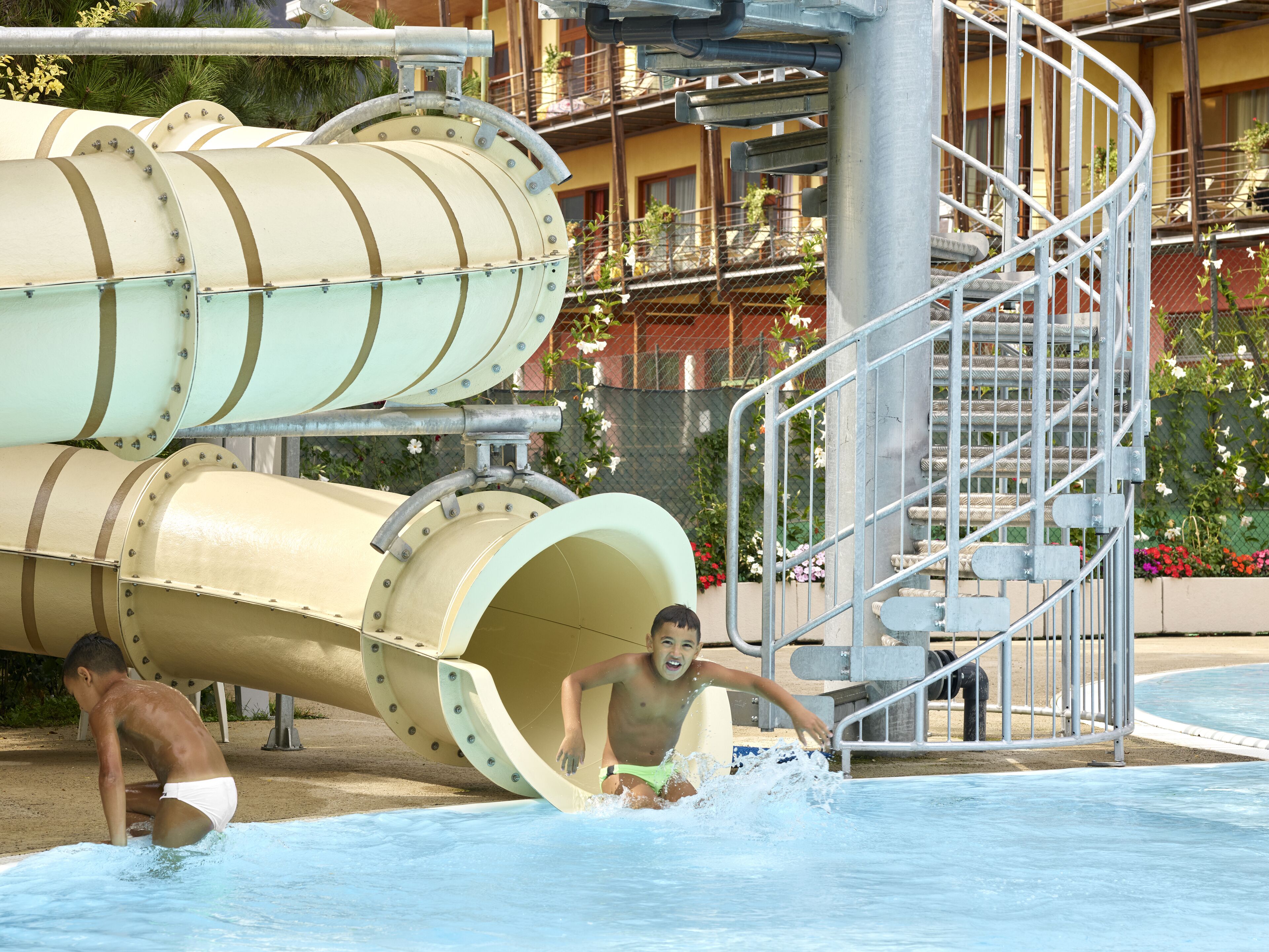 Een binnenzwembad, een buitenzwembad en ligstoelen