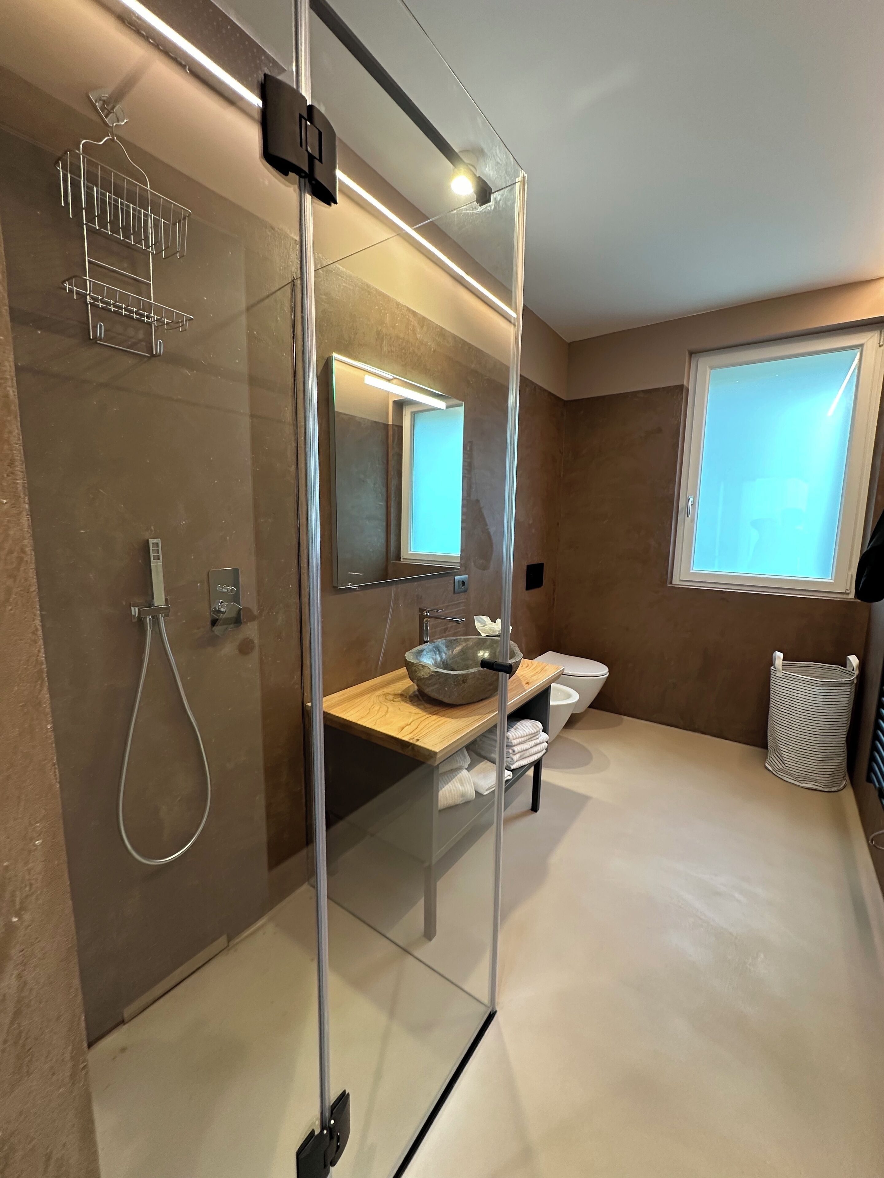 family studio | bathroom | combined shower/bathtub, hair dryer, bidet, towels