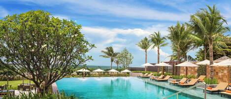 Kolam renang outdoor, dengan payung kolam renang dan kursi berjemur