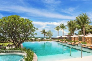 Outdoor pool, pool umbrellas, pool loungers - Sheraton Hua Hin Pranburi Villas (Pranburi)