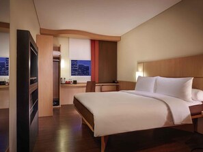 In-room safe, desk, laptop workspace, blackout drapes - ibis Surabaya City Center (Surabaya)