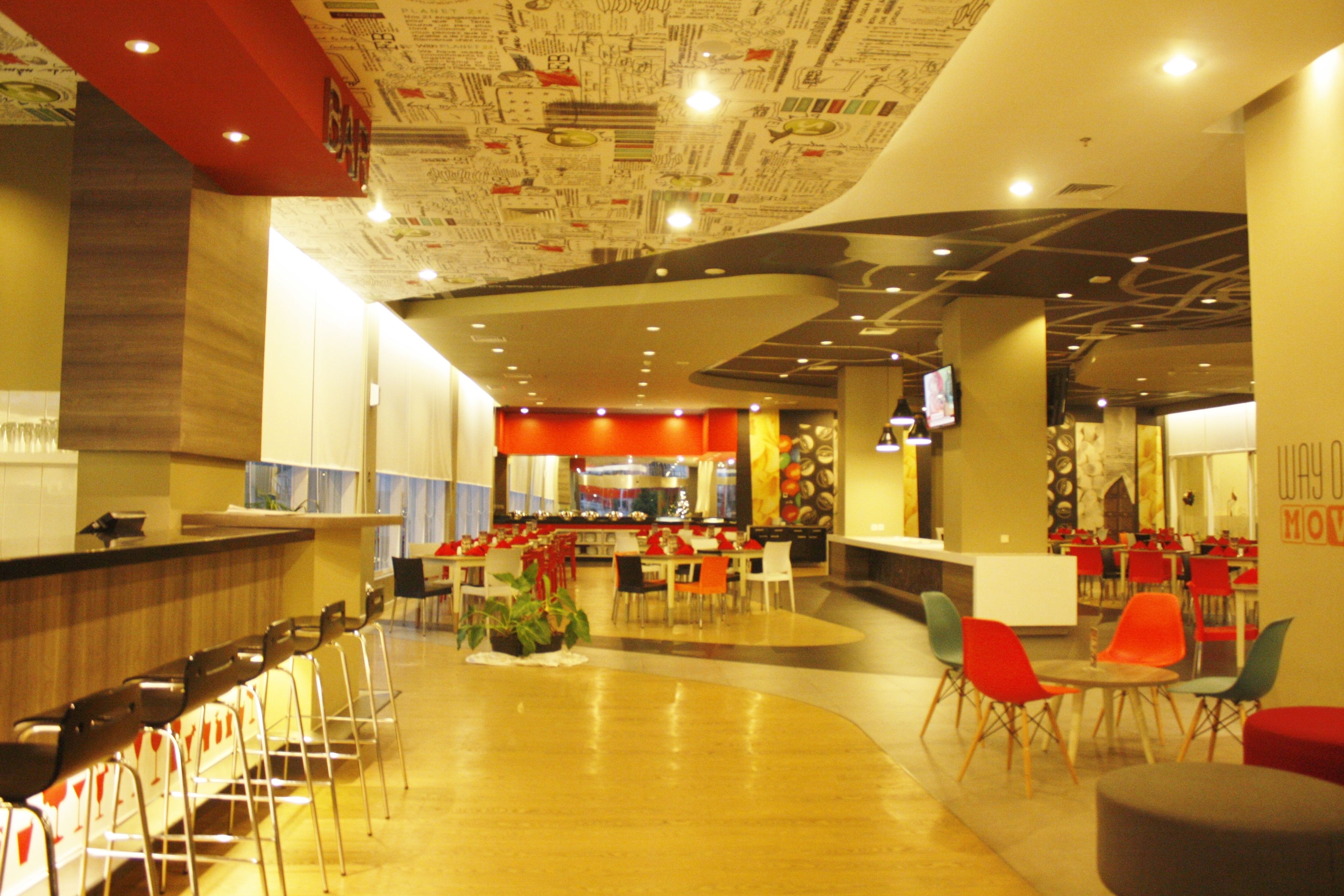 breakfast, lunch served; international cuisine, al fresco dining