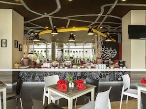 Serviço de café da manhã, almoço, jantar; restaurante ao ar livre