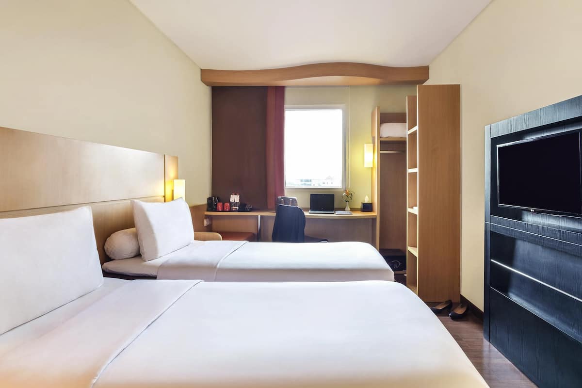 Kamar Standar, 2 Tempat Tidur Twin | Brankas, meja kerja, ruang kerja ramah laptop, dan tirai kedap cahaya