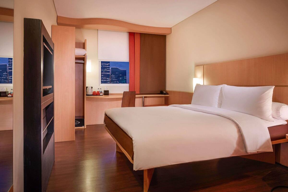 Värdeförvaringsskåp på rummet, skrivbord och arbetsyta för laptop