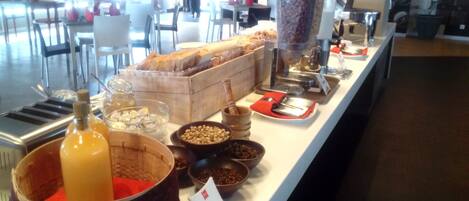 Un bufé con diversos alimentos y salsas.