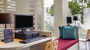 Standardzimmer, 2 Einzelbetten | Zimmersafe, Schreibtisch, laptopgeeigneter Arbeitsplatz