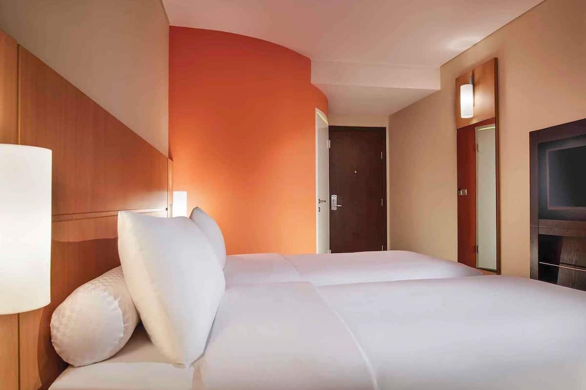 Chambre Standard, 2 lits jumeaux, vue sur la ville | Coffre-fort, bureau, espace de travail pour ordinateurs portables