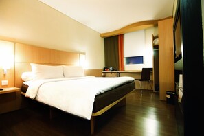 In-room safe, desk, laptop workspace, blackout drapes - ibis Surabaya City Center (Surabaya)