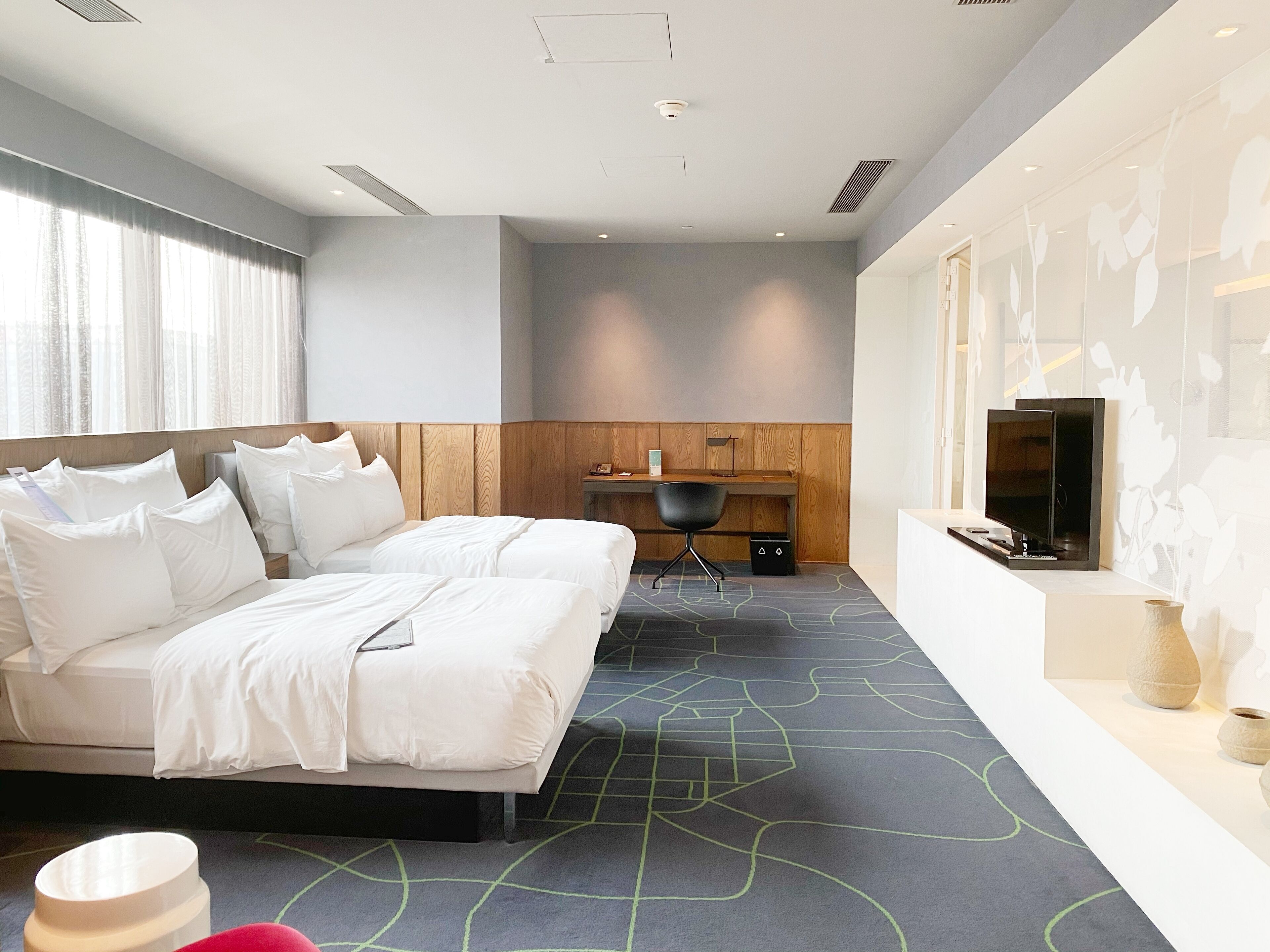 business room, 2 double beds, city view | minibar, in-room safe, individually furnished, desk