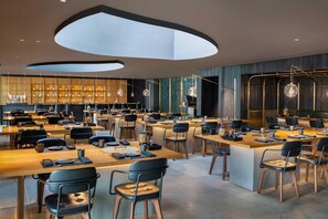 3 restaurantes, com serviço de almoço e jantar; culinária japonesa