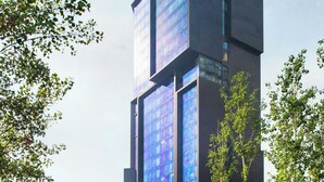 Un edificio moderno con amplios ventanales y un diseño estructurado.