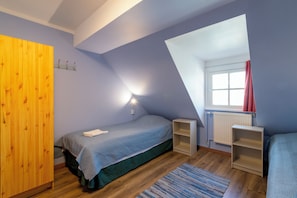 Twin Room With Shared Bathroom | Työpöytä, kannettavalle tietokoneelle sopiva työtila, ilmainen Wi-Fi