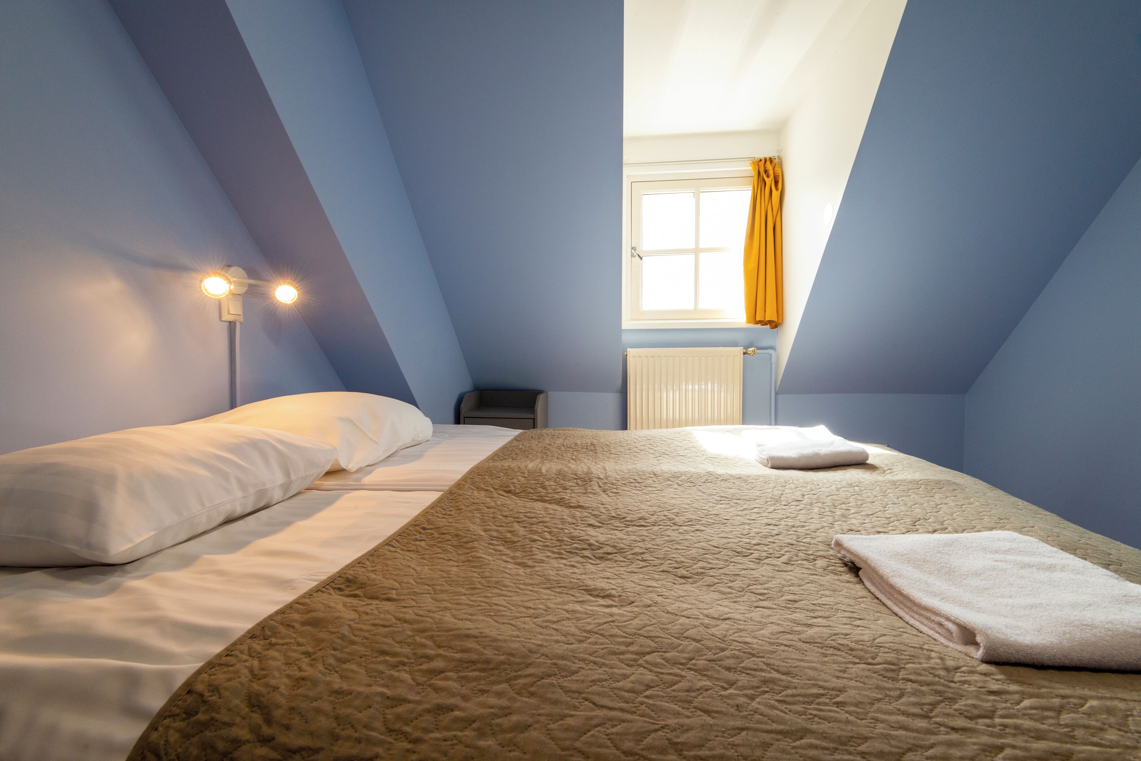 Double Room With Shared bathroom | Bàn, khu vực làm việc phù hợp cho laptop 