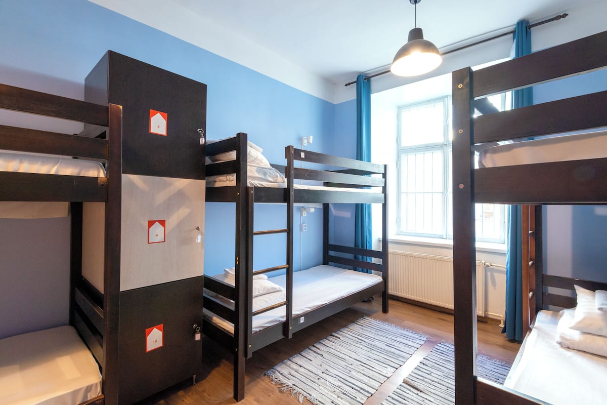 Dormitorio condiviso Classic, dormitorio misto | Una scrivania, postazione laptop, Wi-Fi gratuito, lenzuola