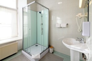 Twin Ensuite Room With Private bathroom | Kylpyhuone | Suihku, pyyhkeet