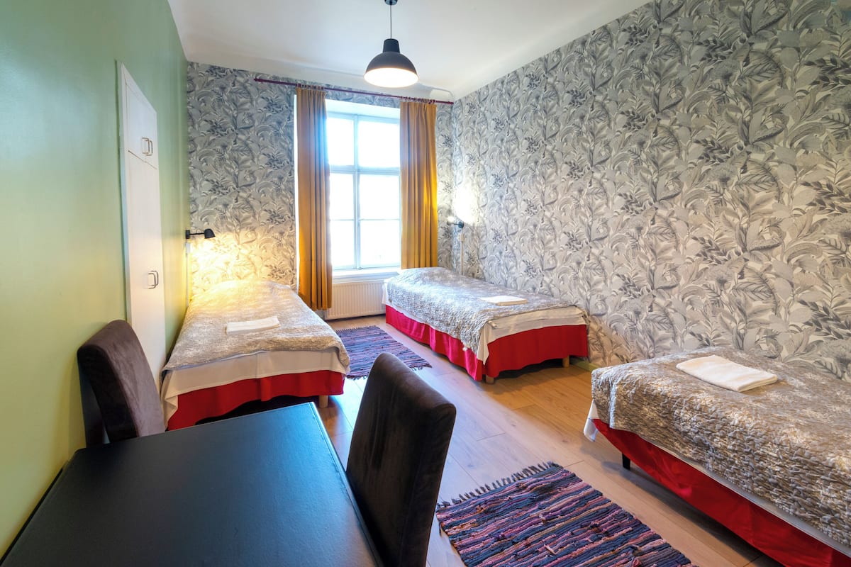 Triple Room With Shared Bathroom | Una scrivania, postazione laptop, Wi-Fi gratuito, lenzuola
