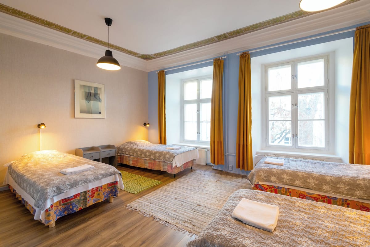 Quadruple Room With Shared Bathroom | โต๊ะทำงาน, พื้นที่ทำงานแบบใช้แล็ปท็อป, Wi-Fi ฟรี, ผ้าปูที่นอน