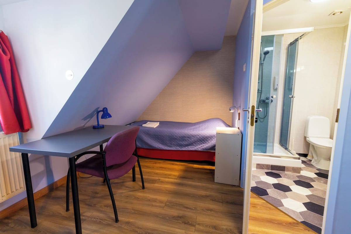 Twin Ensuite Room With Private bathroom | โต๊ะทำงาน, พื้นที่ทำงานแบบใช้แล็ปท็อป, Wi-Fi ฟรี, ผ้าปูที่นอน