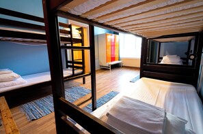 Escritorio, espacio para trabajar con laptop y wifi gratis