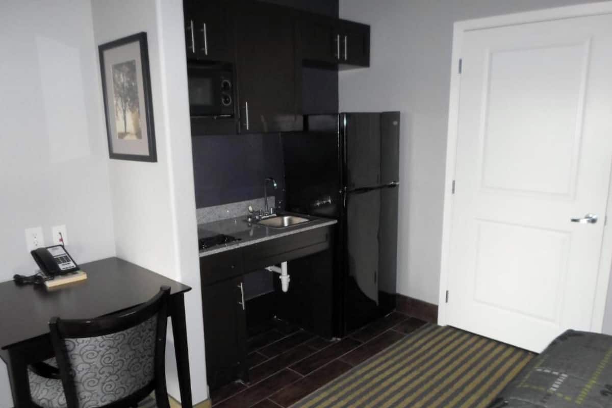 Coffee/tea maker, fridge, microwave, stovetop