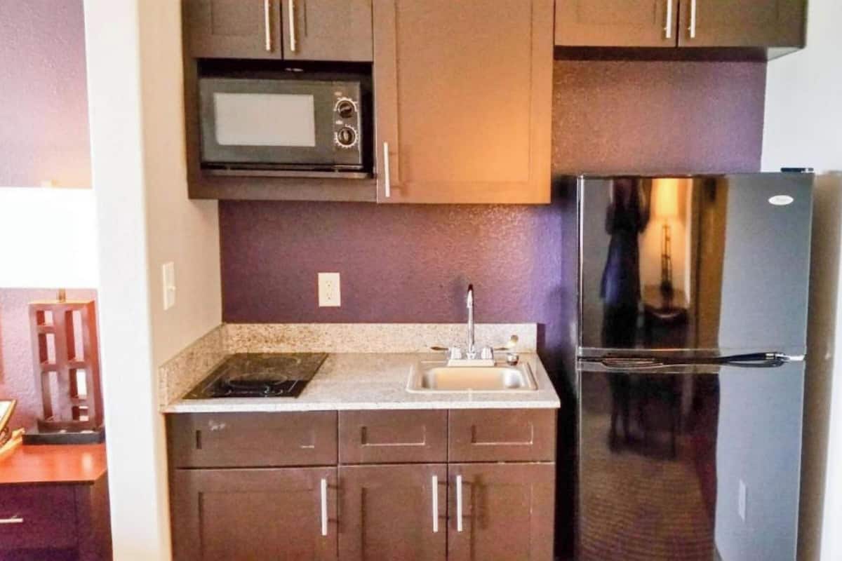 Coffee/tea maker, fridge, microwave, stovetop
