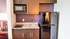 Fridge, microwave, stovetop, coffee/tea maker - Studio 6 Beeville, TX (Beeville)