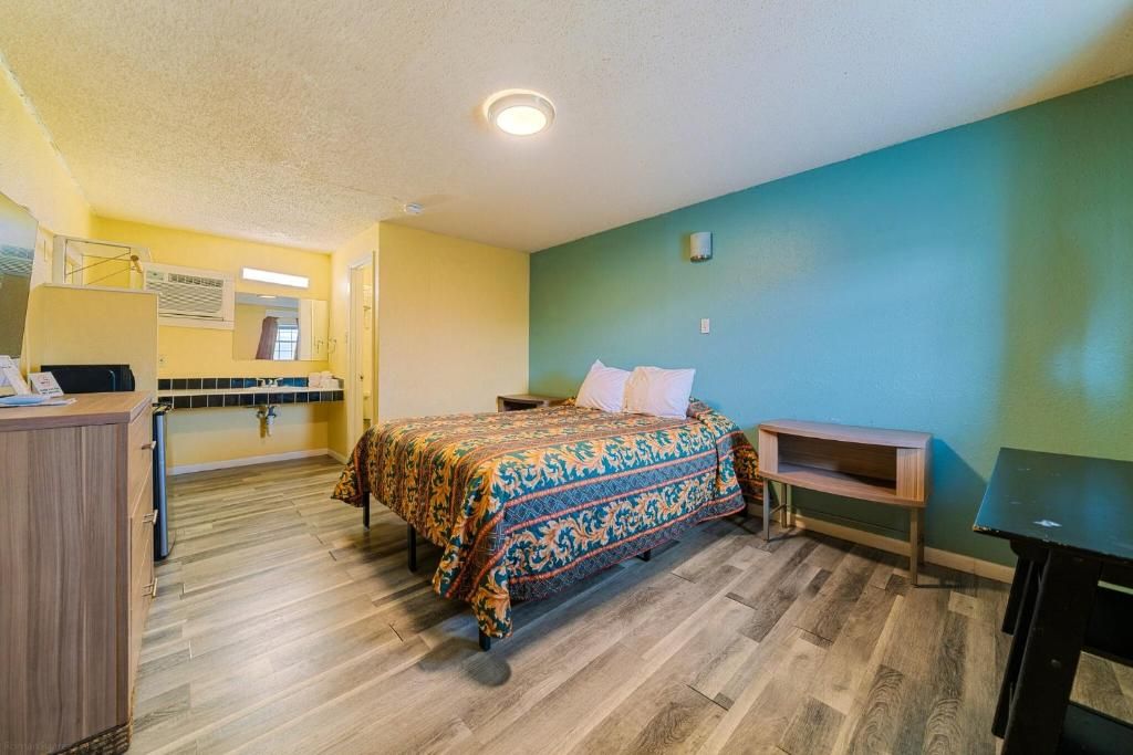 WiFi (free), bed sheets