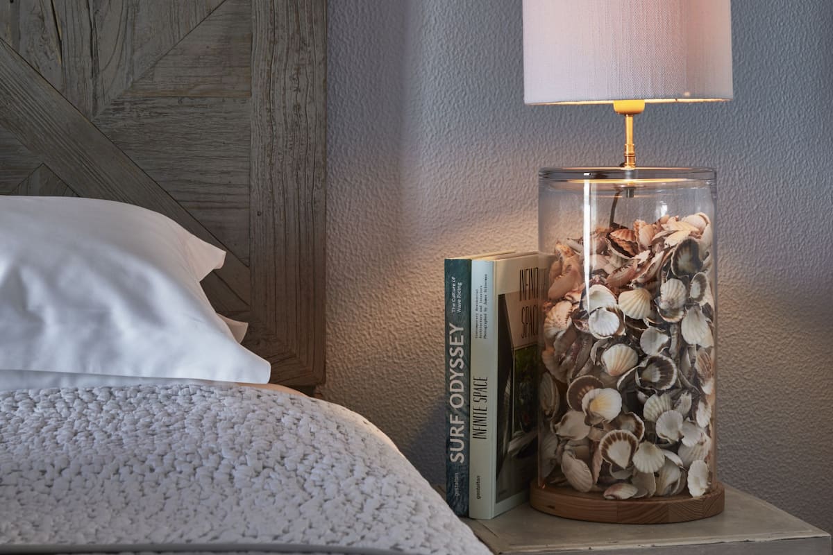 Habitación doble, vista al mar | Ropa de cama de alta calidad, edredón y minibar