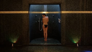 Couples treatment room(s), sauna, hot tub, steam room