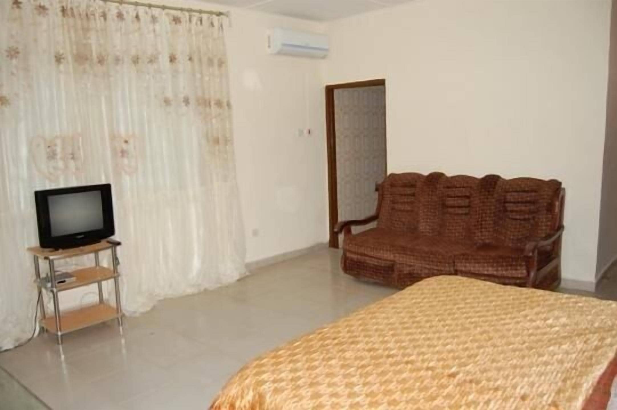 Minibar, iron/ironing board, free WiFi, bed sheets