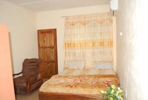 Minibar, iron/ironing board, free WiFi, bed sheets
