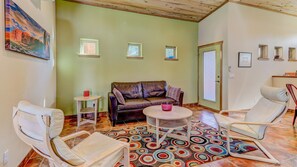 Apartamento superior, 1 habitación (Wingate) | Sala de estar | Una televisión de pantalla plana