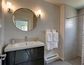 Departamento estándar, 1 habitación (Paradox) | Baño | Regadera, amenidades de baño gratuitas, secadora de cabello, toallas 